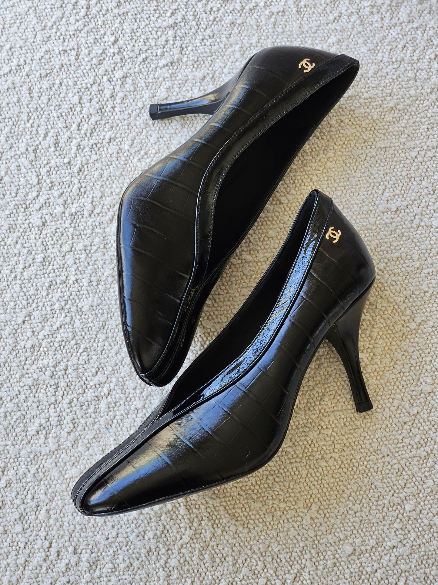 CHANEL Pumps in Crocodile Embossed Calfskin & Patent Calfskin