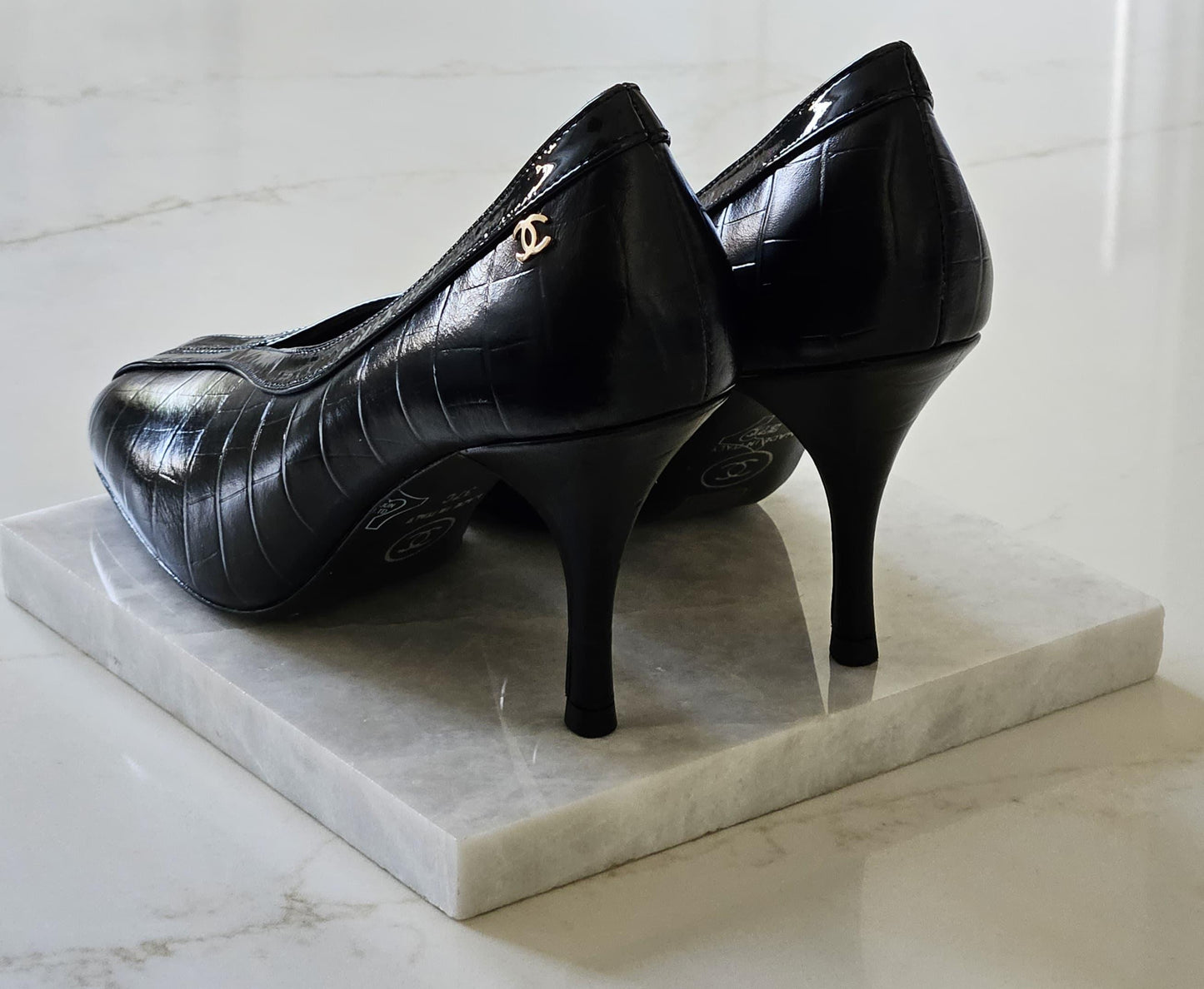 CHANEL Pumps in Crocodile Embossed Calfskin & Patent Calfskin