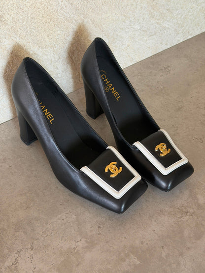 CHANEL Pumps