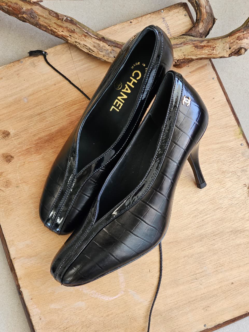 CHANEL Pumps in Crocodile Embossed Calfskin & Patent Calfskin