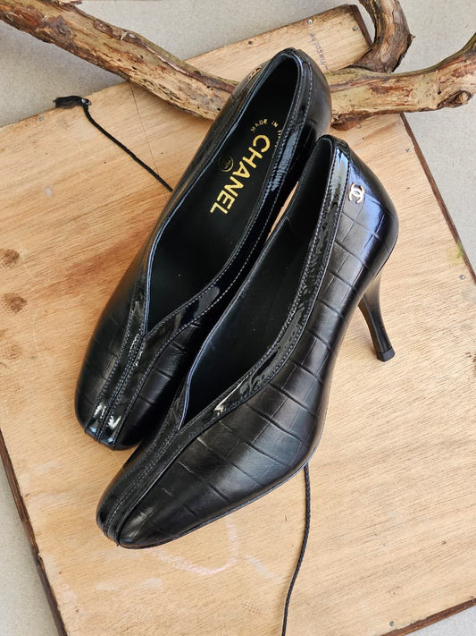 CHANEL Pumps in Crocodile Embossed Calfskin & Patent Calfskin