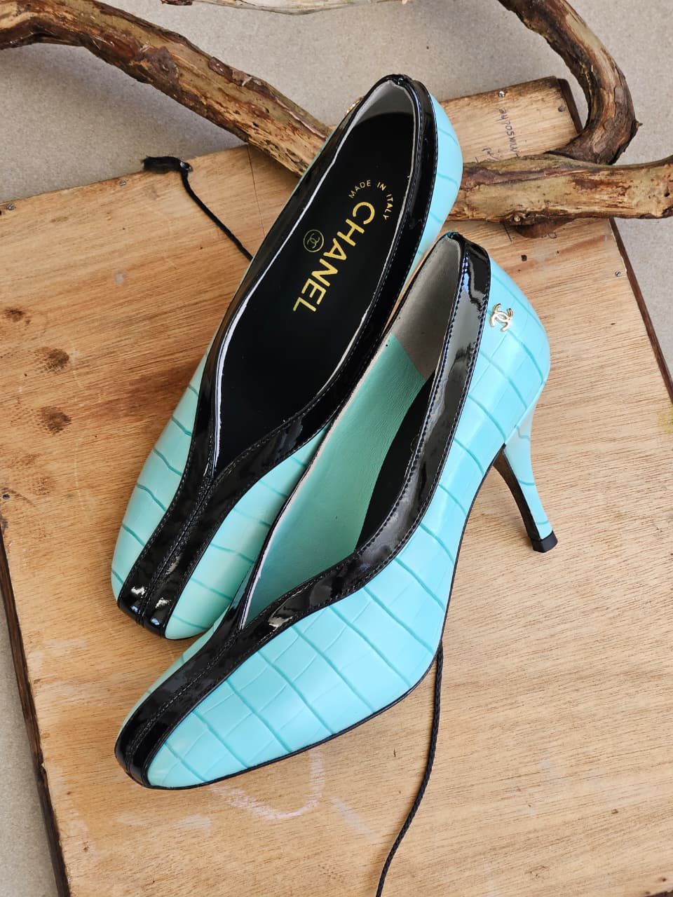 CHANEL Pumps in Crocodile Embossed Calfskin & Patent Calfskin