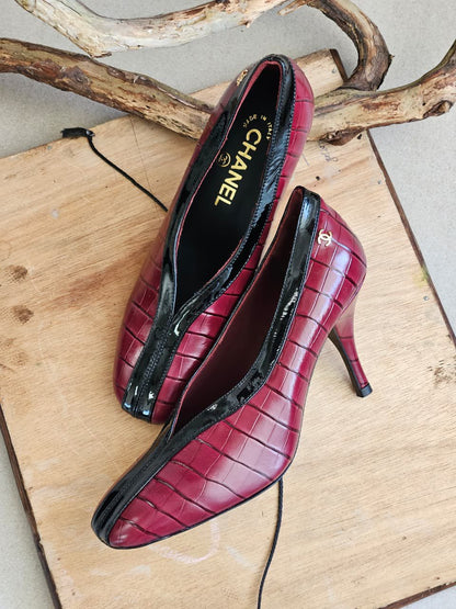CHANEL Pumps in Crocodile Embossed Calfskin & Patent Calfskin